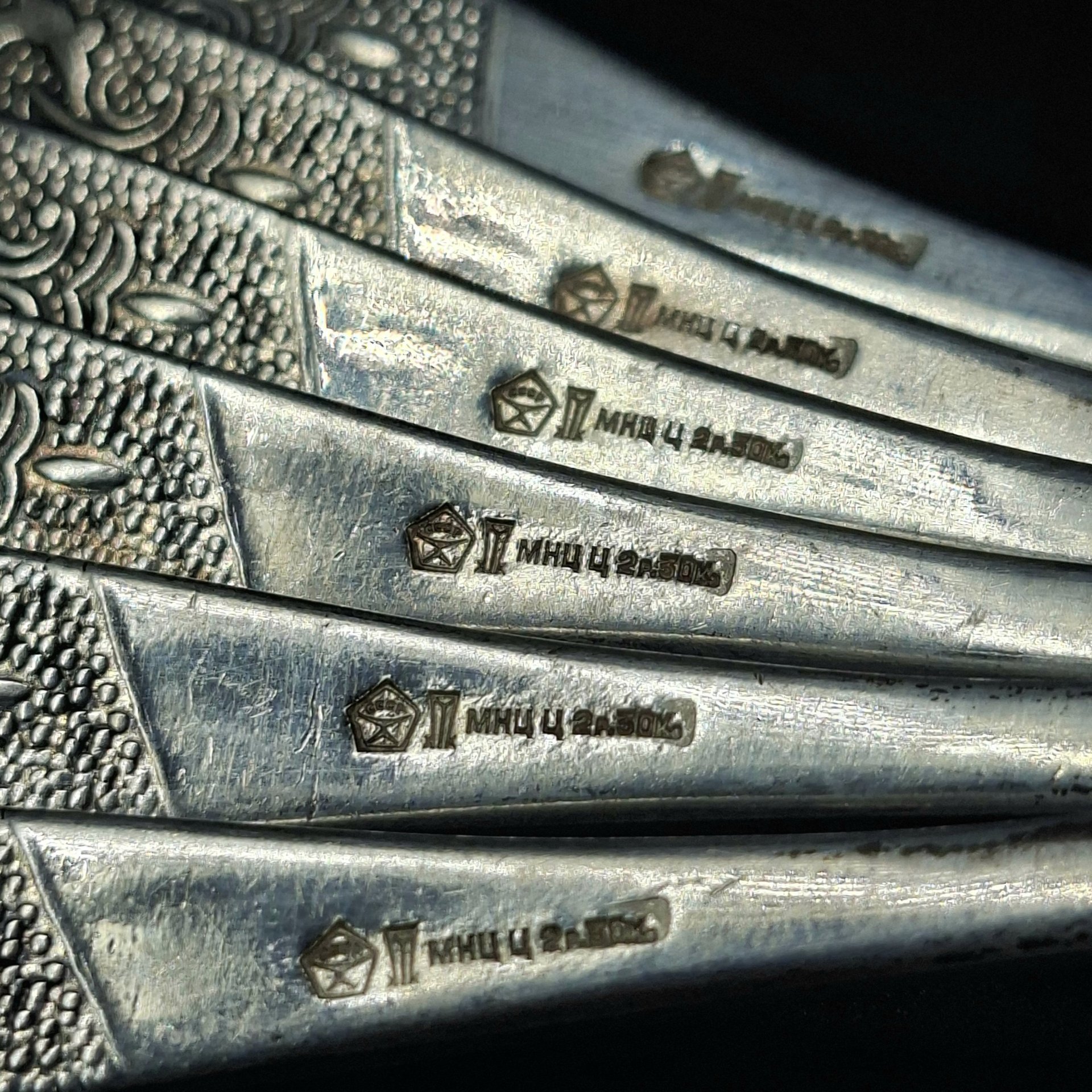 Набор из шести чайных ложек «Хмель», мНЦ (медь-никель-цинк), золочение, Завод «Проминь», СССР, 1970-1990 гг.