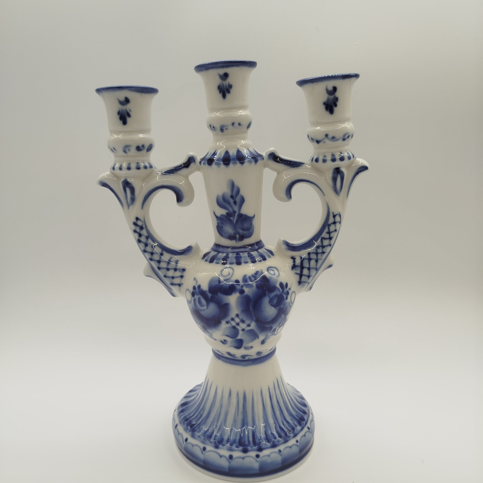 Канделябр (подсвечник) на три свечи с цветочным декором, Гжель, фарфор, роспись, Россия, 1991-2010 гг.