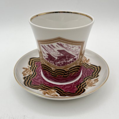 Бокал чайный "Победный залп", автор формы Э.М. Криммер, автор росписи И.Я. Вольман, фарфор, деколь, золочение, Императорский фарфоровый завод (ИФЗ), Российская Федерация, 2010-2020 гг.
