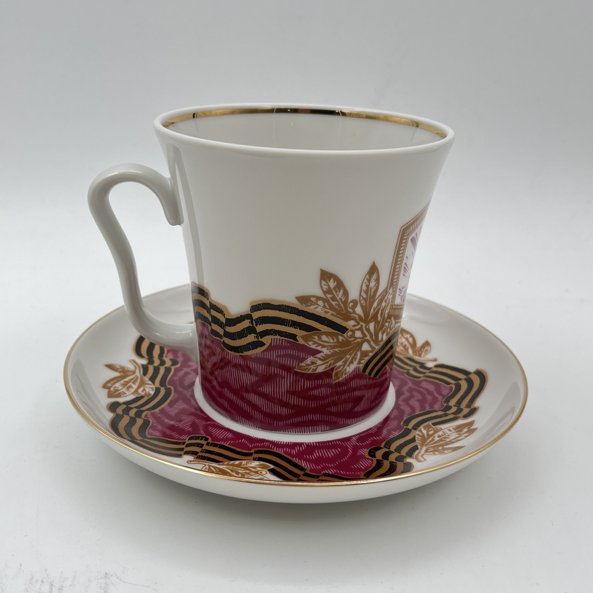 Бокал чайный "Победный залп", автор формы Э.М. Криммер, автор росписи И.Я. Вольман, фарфор, деколь, золочение, Императорский фарфоровый завод (ИФЗ), Российская Федерация, 2010-2020 гг.