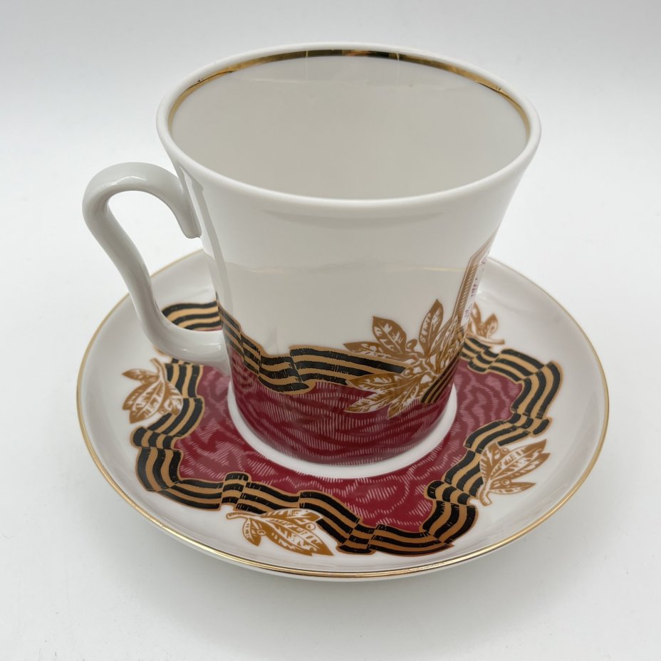 Бокал чайный "Победный залп", автор формы Э.М. Криммер, автор росписи И.Я. Вольман, фарфор, деколь, золочение, Императорский фарфоровый завод (ИФЗ), Российская Федерация, 2010-2020 гг.