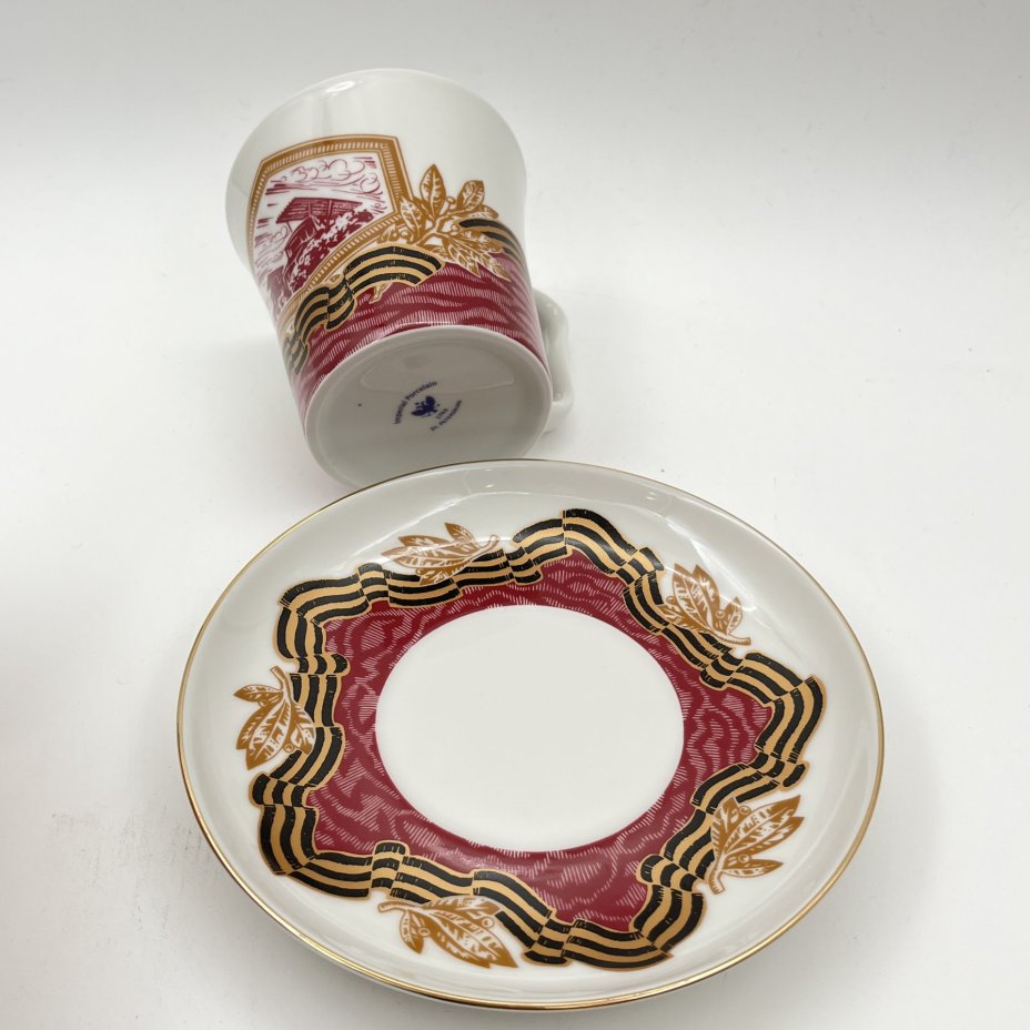 Бокал чайный "Победный залп", автор формы Э.М. Криммер, автор росписи И.Я. Вольман, фарфор, деколь, золочение, Императорский фарфоровый завод (ИФЗ), Российская Федерация, 2010-2020 гг.