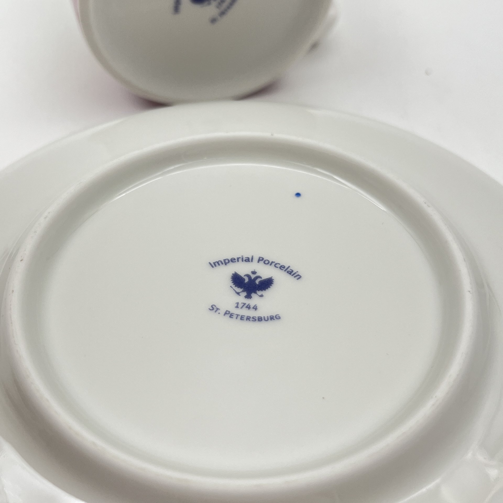 Бокал чайный "Победный залп", автор формы Э.М. Криммер, автор росписи И.Я. Вольман, фарфор, деколь, золочение, Императорский фарфоровый завод (ИФЗ), Российская Федерация, 2010-2020 гг.