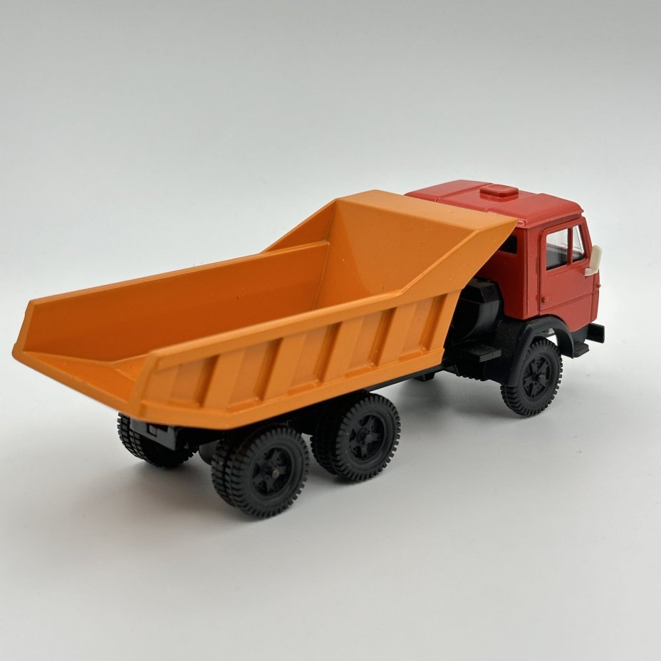 Модель автомобиля в масштабе 1:43 "КАМАЗ - 5511"