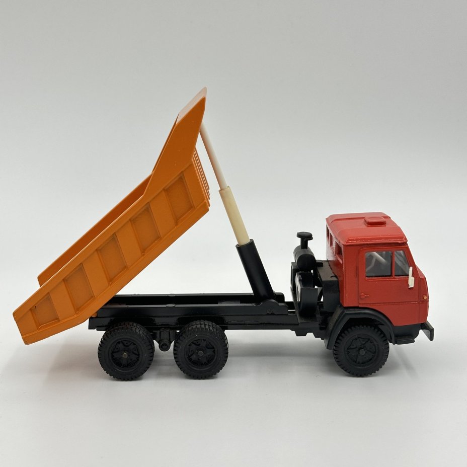 Модель автомобиля в масштабе 1:43 "КАМАЗ - 5511"