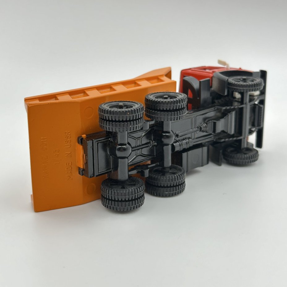 Модель автомобиля в масштабе 1:43 "КАМАЗ - 5511"