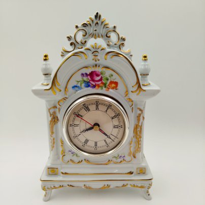 Настольные часы, украшенные в стиле мейсенского букета,  Manufaktur Porzellan MO, фарфор, деколь, золочение, пластик, Германия, 1980-1990 гг.