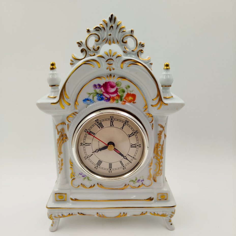 Настольные часы, украшенные в стиле мейсенского букета,  Manufaktur Porzellan MO, фарфор, деколь, золочение, пластик, Германия, 1980-1990 гг.
