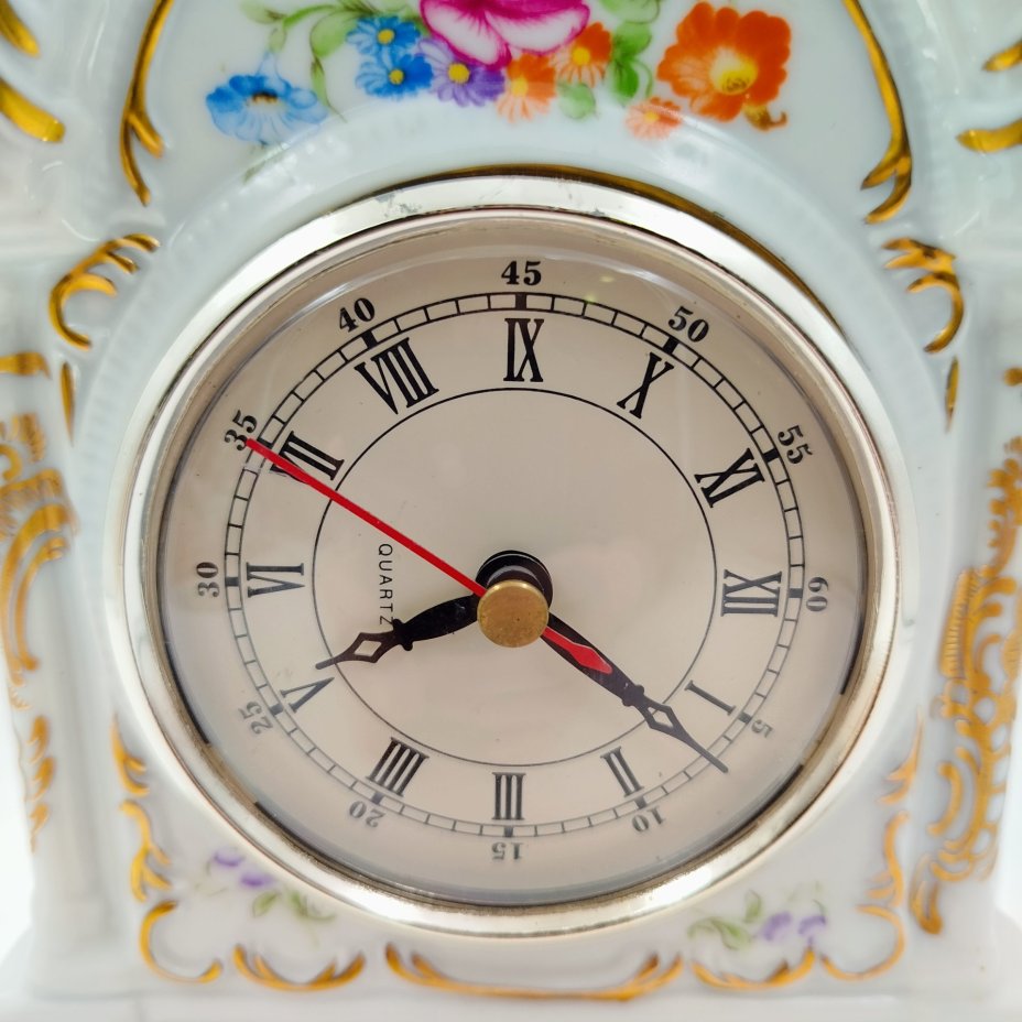 Настольные часы, украшенные в стиле мейсенского букета,  Manufaktur Porzellan MO