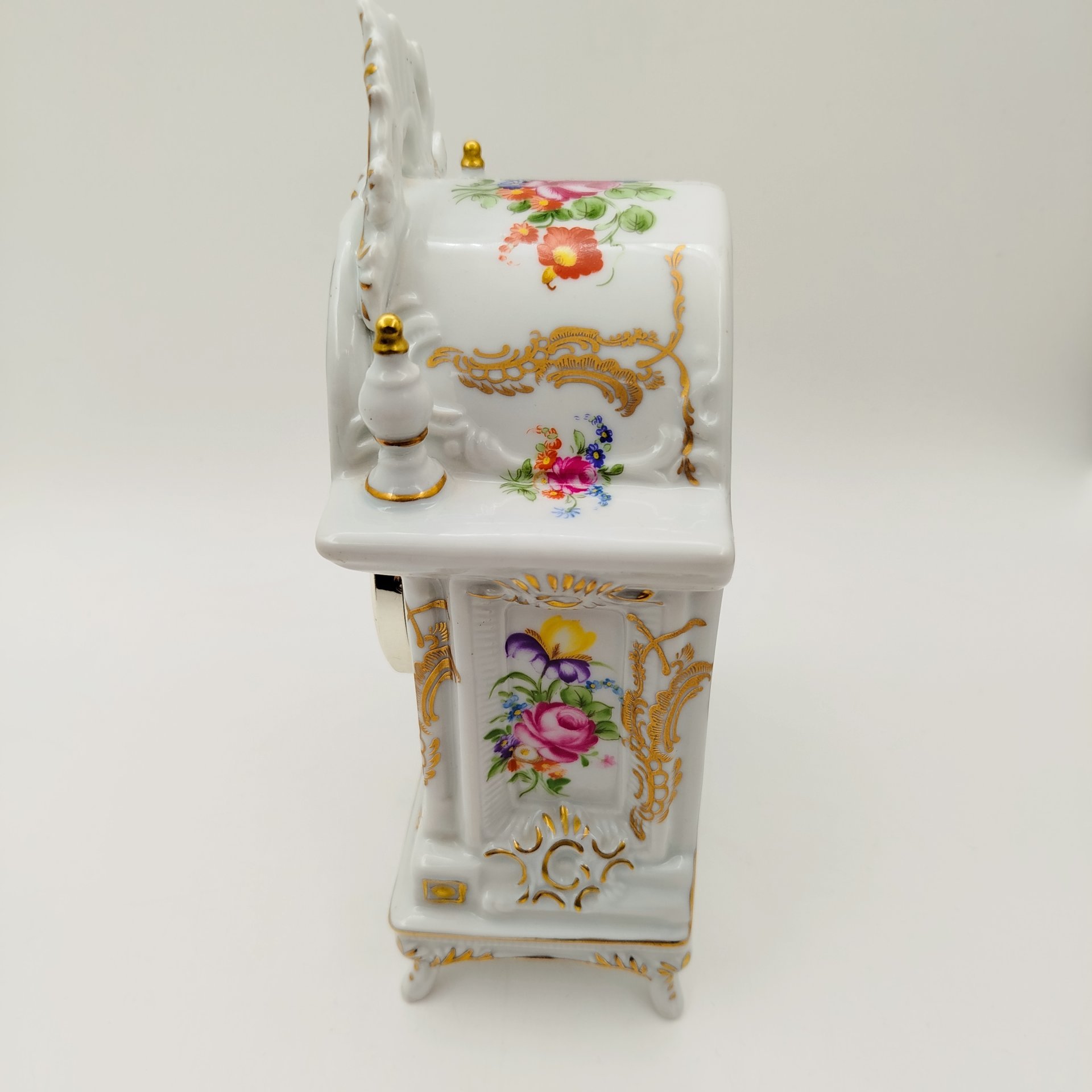 Настольные часы, украшенные в стиле мейсенского букета,  Manufaktur Porzellan MO, фарфор, деколь, золочение, пластик, Германия, 1980-1990 гг.