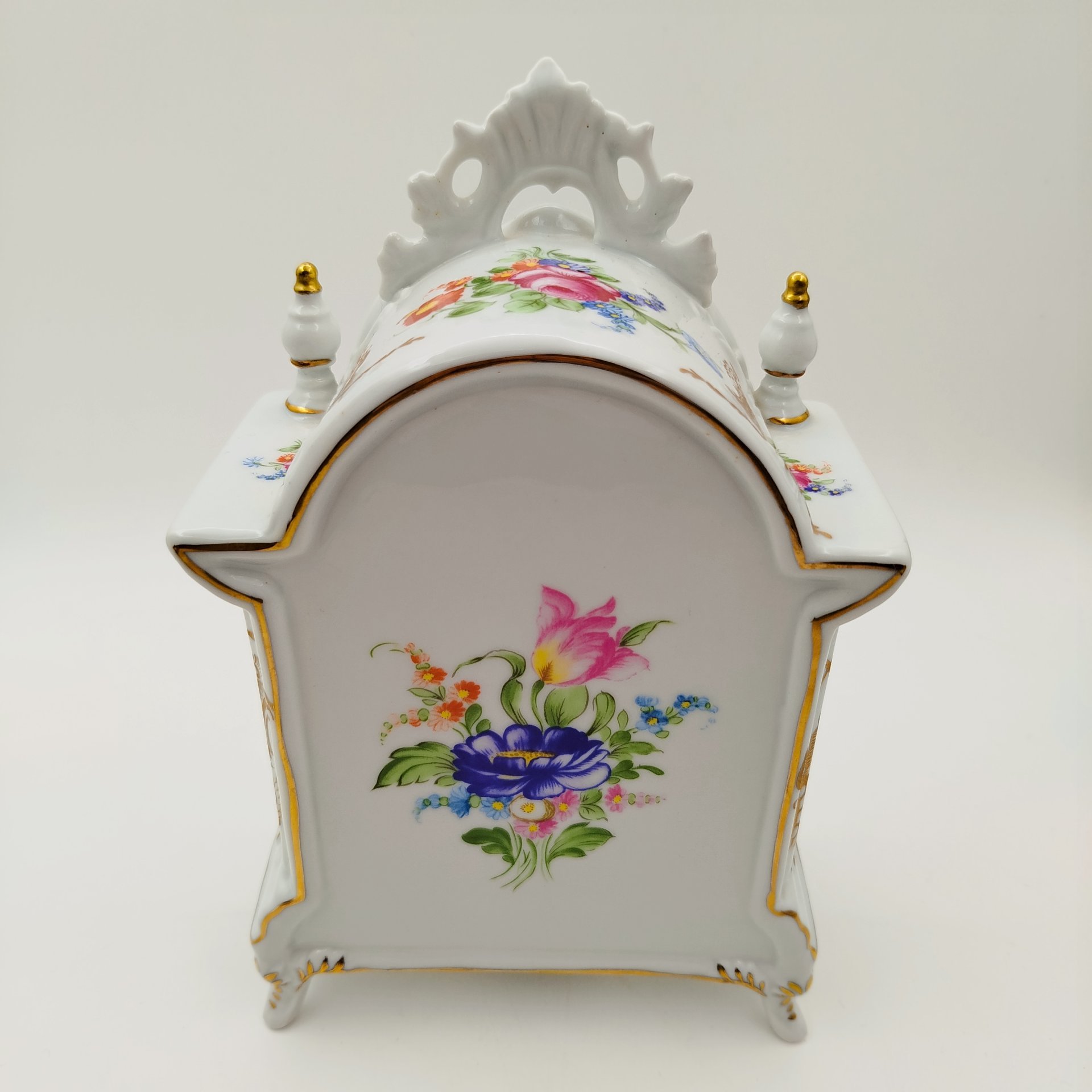 Настольные часы, украшенные в стиле мейсенского букета,  Manufaktur Porzellan MO, фарфор, деколь, золочение, пластик, Германия, 1980-1990 гг.