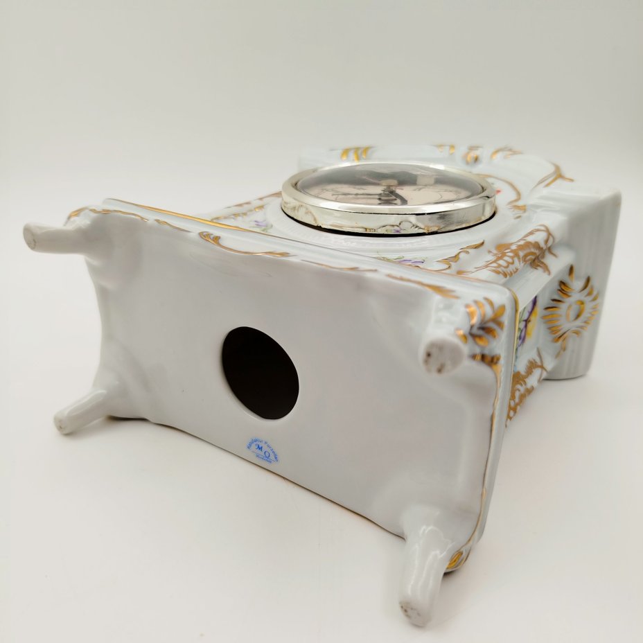 Настольные часы, украшенные в стиле мейсенского букета,  Manufaktur Porzellan MO