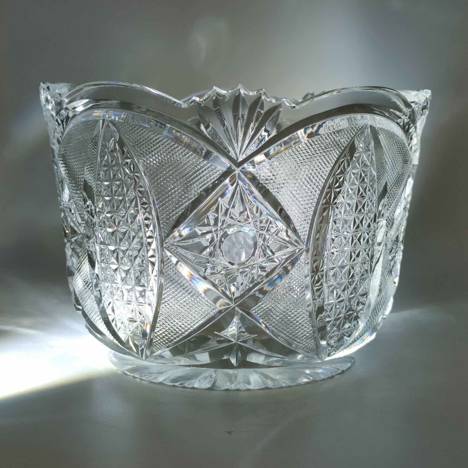Салатник круглой формы с резным геометрически декором, хрусталь, алмазная грань, СССР, 1970-1990 гг.