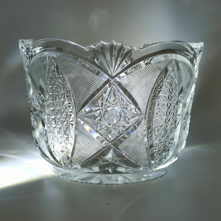 Салатник круглой формы с резным геометрически декором