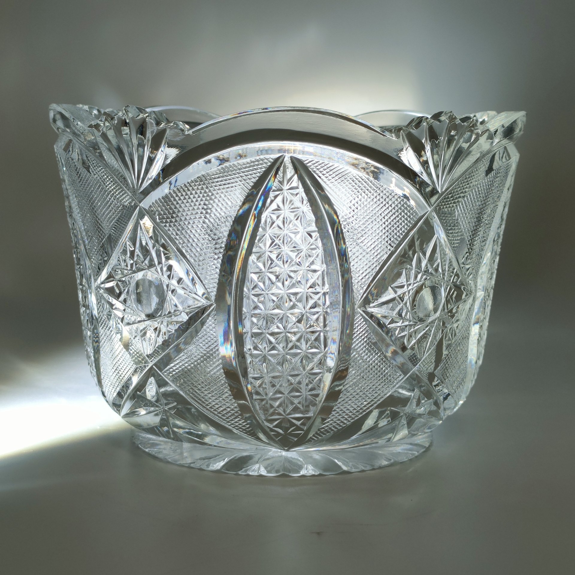 Салатник круглой формы с резным геометрически декором, хрусталь, алмазная грань, СССР, 1970-1990 гг.