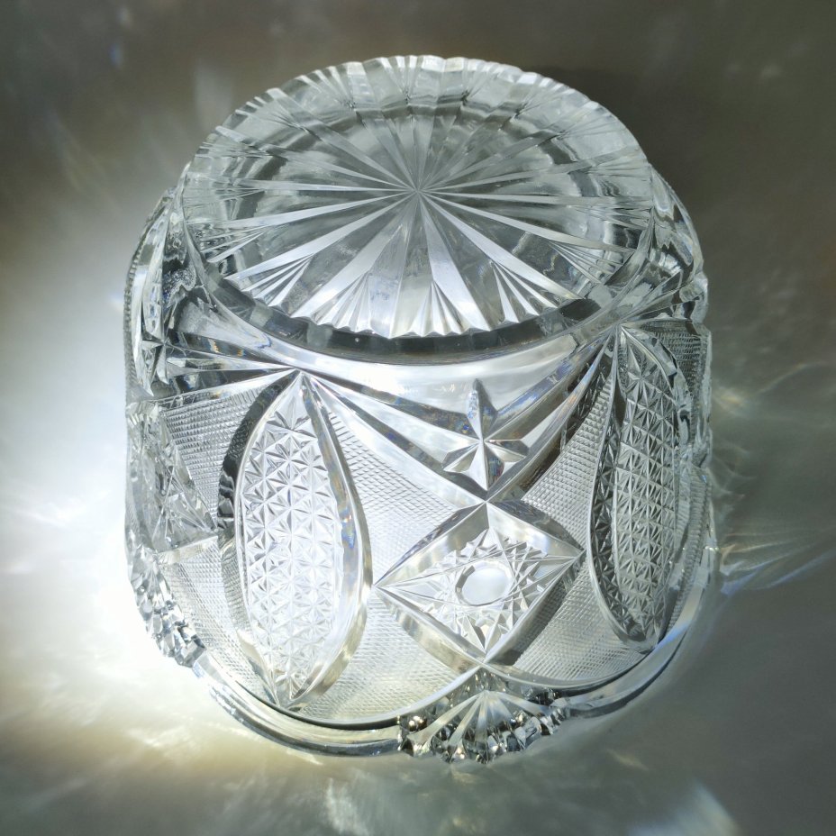 Салатник круглой формы с резным геометрически декором