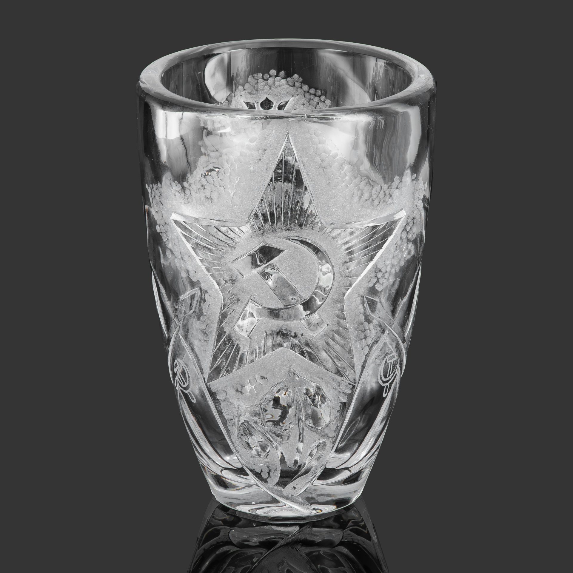 [редкость] Ваза "Серп и молот" с гербом Чехословакии на обороте, авторская подпись "Švarc. 54" (Josef Svarc), хрусталь, травление, Чехословакия, 1954 г.