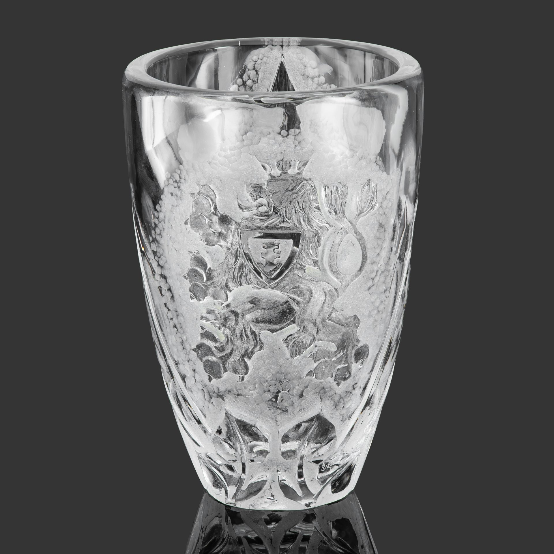 [редкость] Ваза "Серп и молот" с гербом Чехословакии на обороте, авторская подпись "Švarc. 54" (Josef Svarc), хрусталь, травление, Чехословакия, 1954 г.