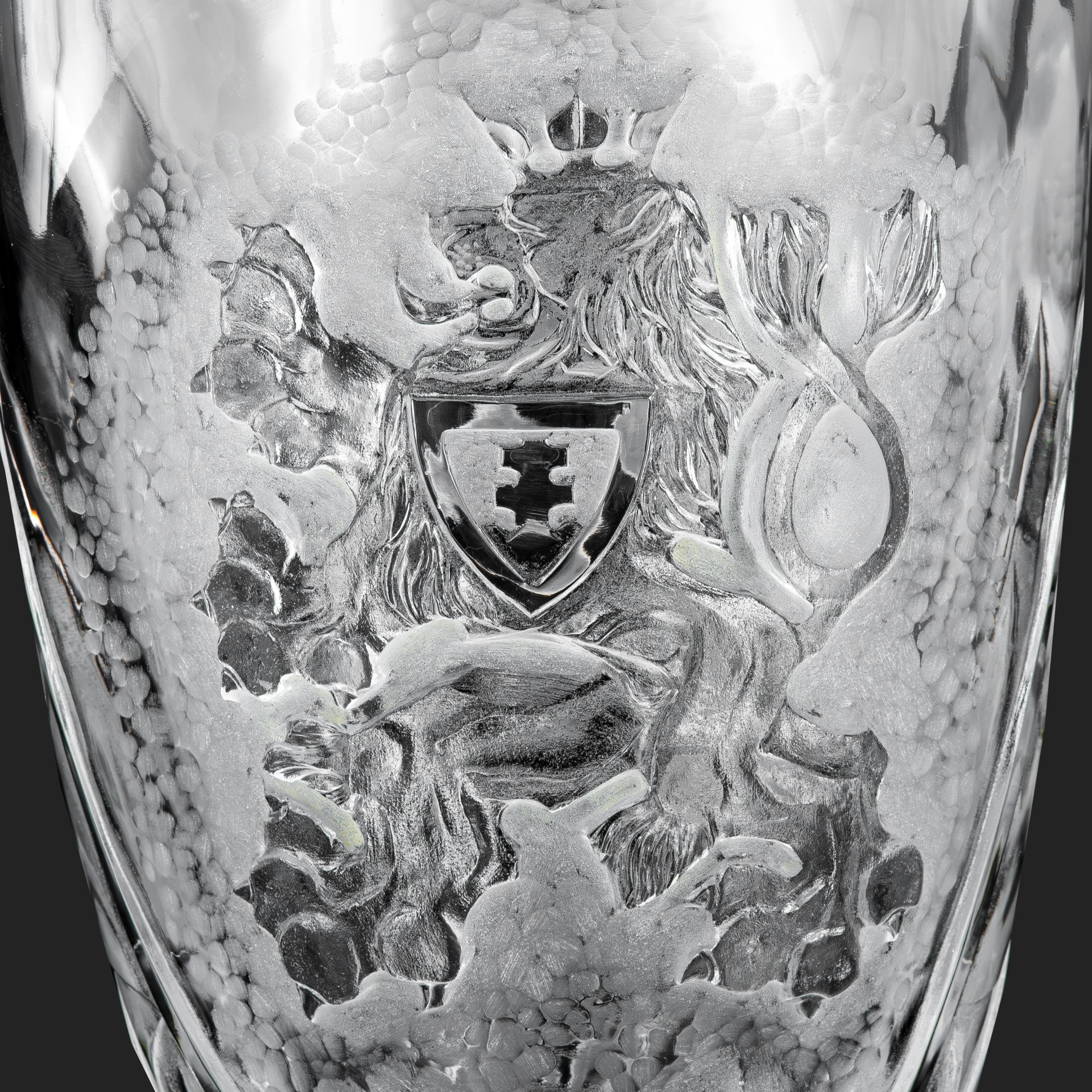 [редкость] Ваза "Серп и молот" с гербом Чехословакии на обороте, авторская подпись "Švarc. 54" (Josef Svarc), хрусталь, травление, Чехословакия, 1954 г.