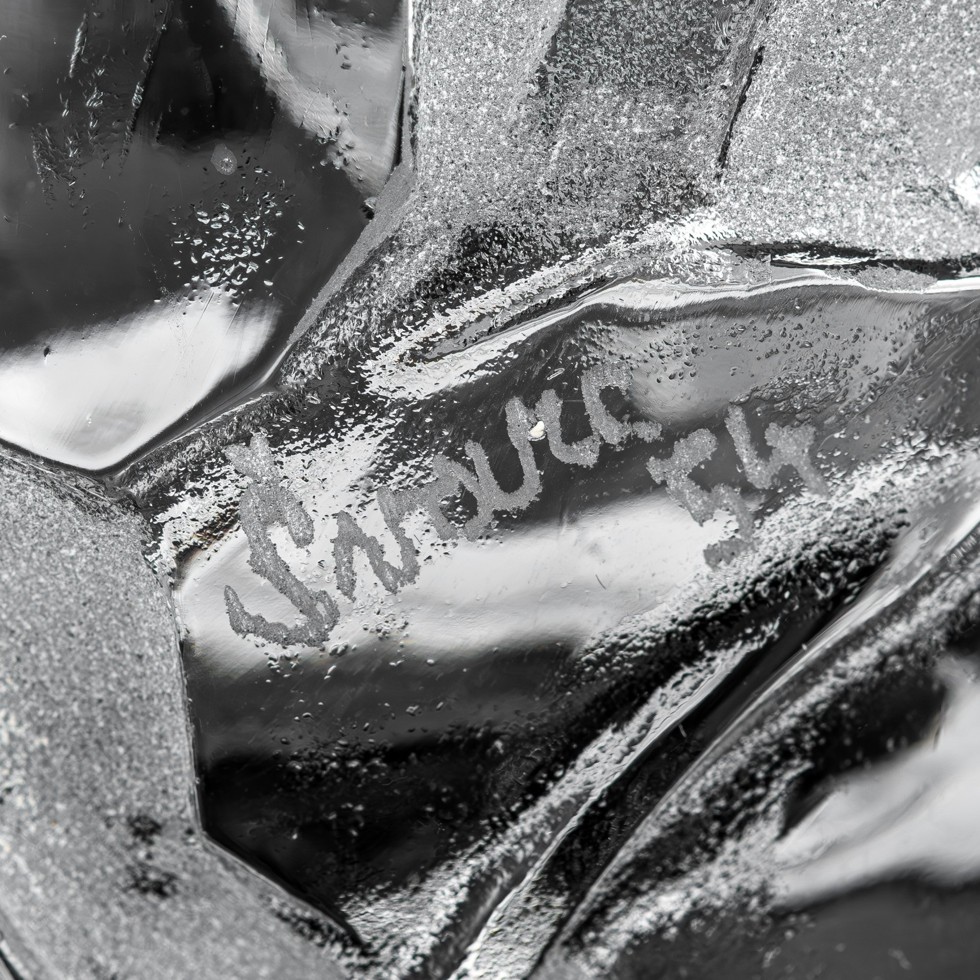 [редкость] Ваза "Серп и молот" с гербом Чехословакии на обороте, авторская подпись "Švarc. 54" (Josef Svarc), хрусталь, травление, Чехословакия, 1954 г.