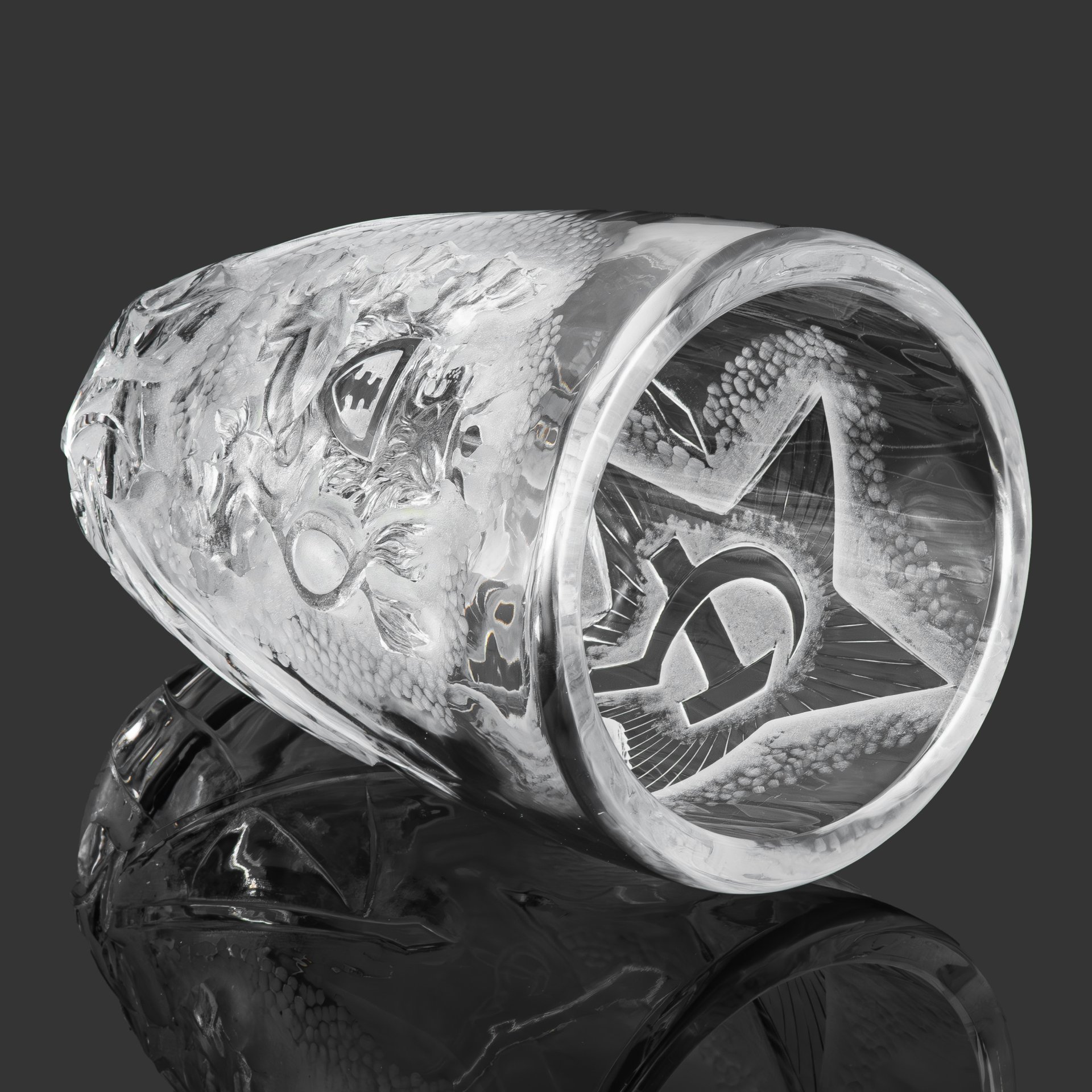 [редкость] Ваза "Серп и молот" с гербом Чехословакии на обороте, авторская подпись "Švarc. 54" (Josef Svarc), хрусталь, травление, Чехословакия, 1954 г.