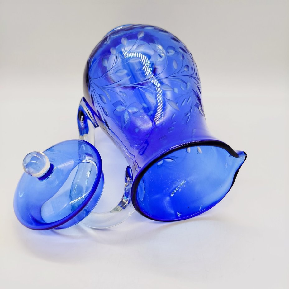 Прибор для воды, состоящий из кувшина и двух стаканов кобальтового оттенка с декором в виде веточек, авторы Алексеева Е.И. (Батанова) и Павлов Г.Д., Ленинградский завод художественного стекла (ЛЗХС)