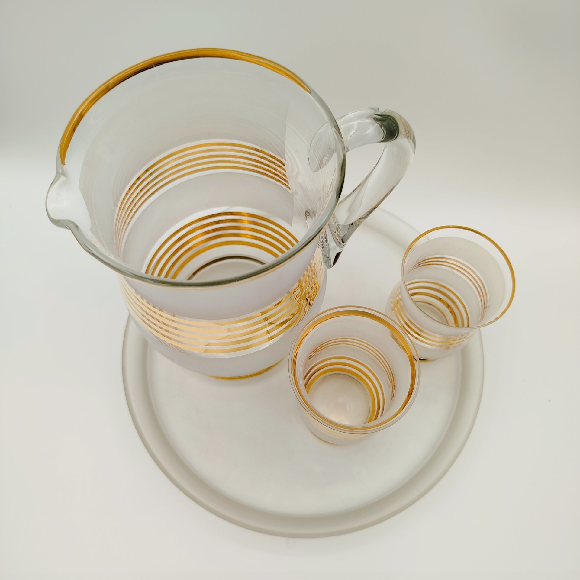 Набор для холодных напитков на 2 персоны (2 стакана и кувшин на подносе), стекло, золочение, СССР, 1970-1990 гг.