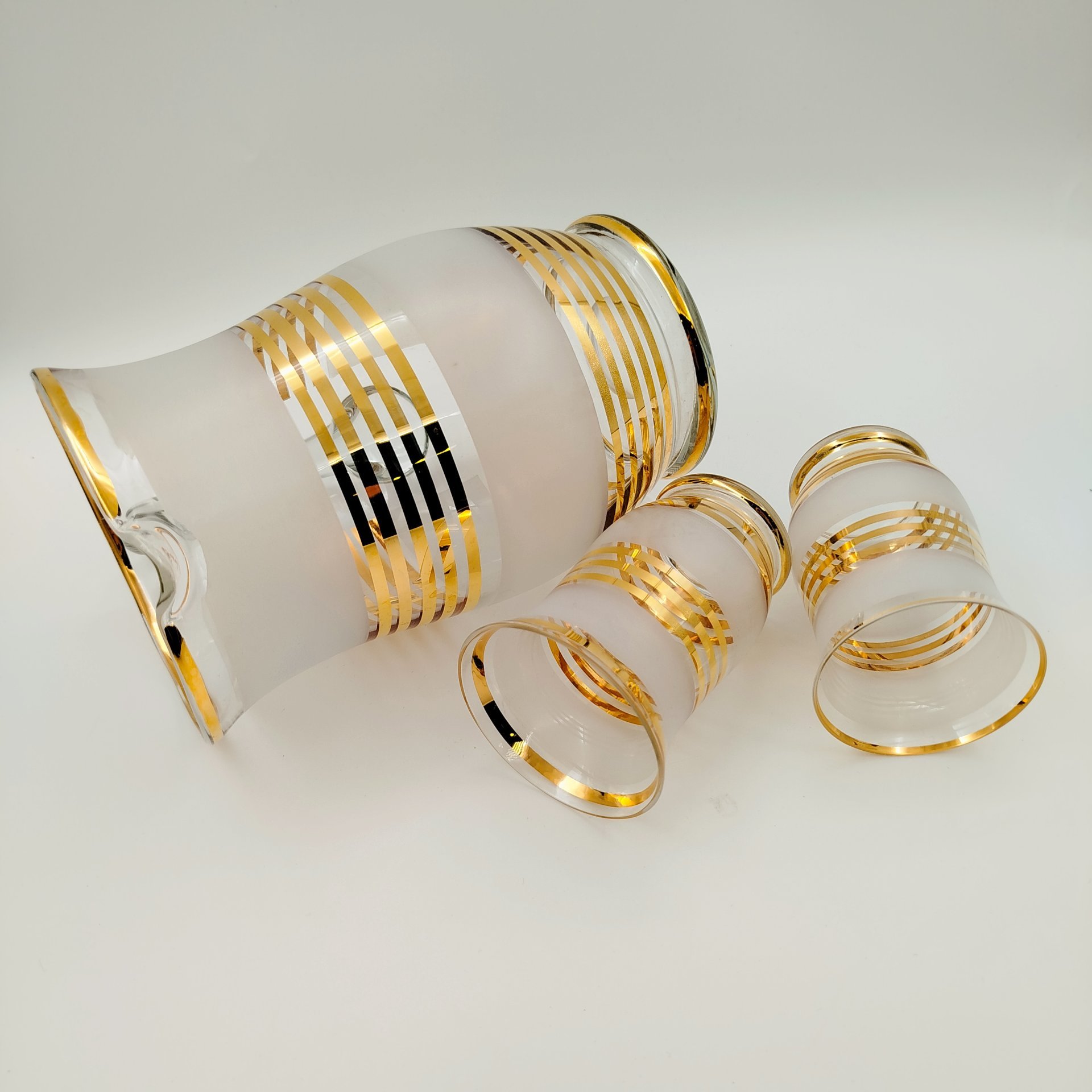 Набор для холодных напитков на 2 персоны (2 стакана и кувшин на подносе), стекло, золочение, СССР, 1970-1990 гг.