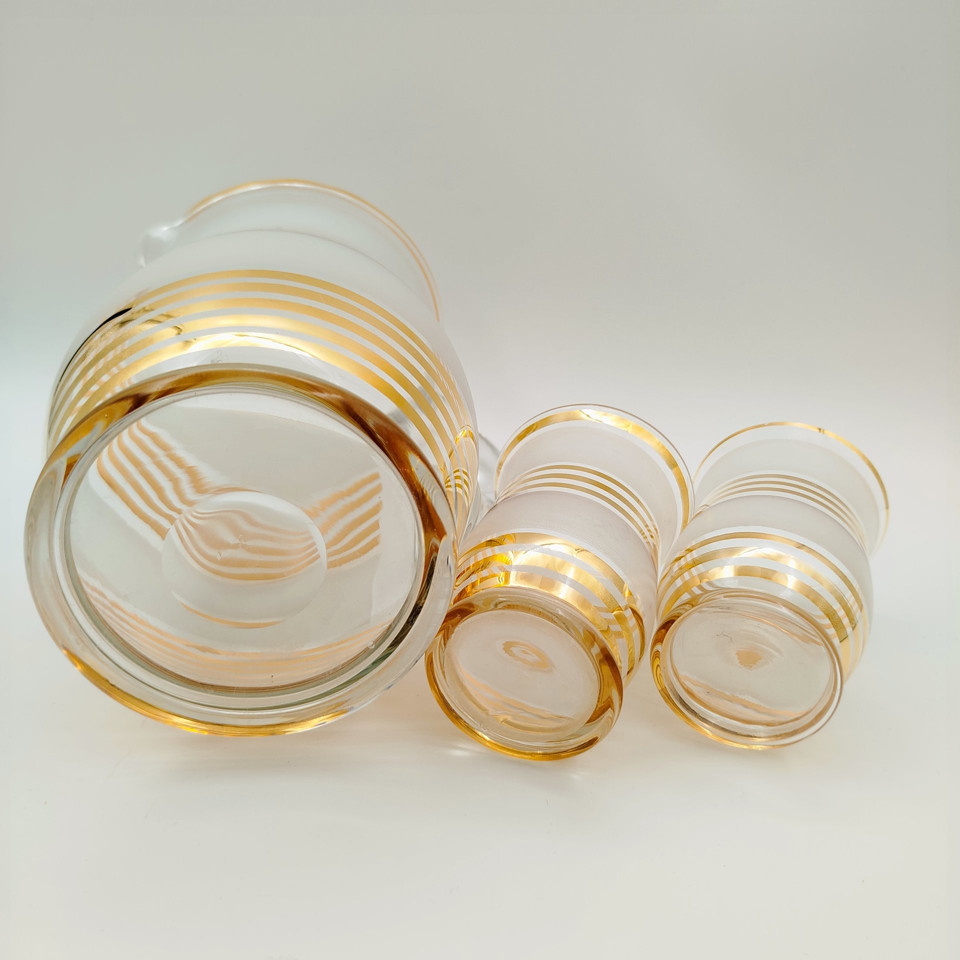 Набор для холодных напитков на 2 персоны (2 стакана и кувшин на подносе), стекло, золочение, СССР, 1970-1990 гг.