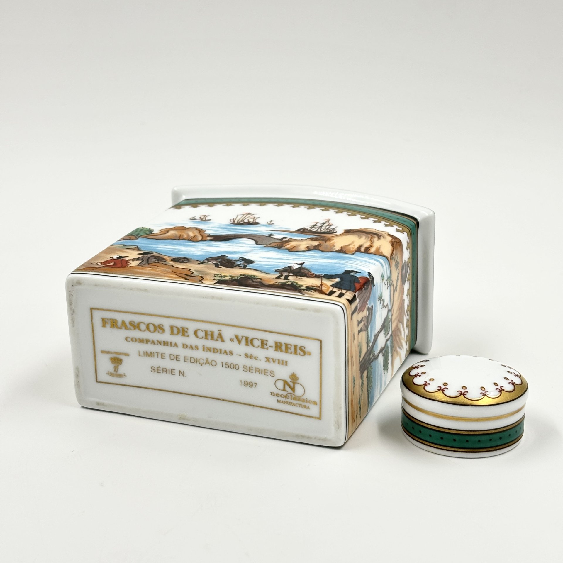 Чайница, с изображением сцены Индийской компании, Neoclassica Manufactura, фарфор, деколь, золочение