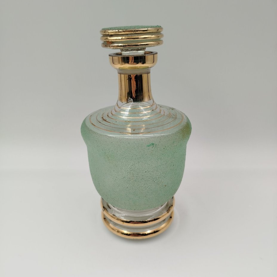 Штоф зелено-золотого оттенка, автор Н.А. Воинов, стекло, золочение, Завод «Красный Гигант», СССР, 1960-1980 гг.