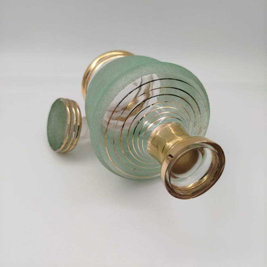 Штоф зелено-золотого оттенка, автор Н.А. Воинов, стекло, золочение, Завод «Красный Гигант», СССР, 1960-1980 гг.