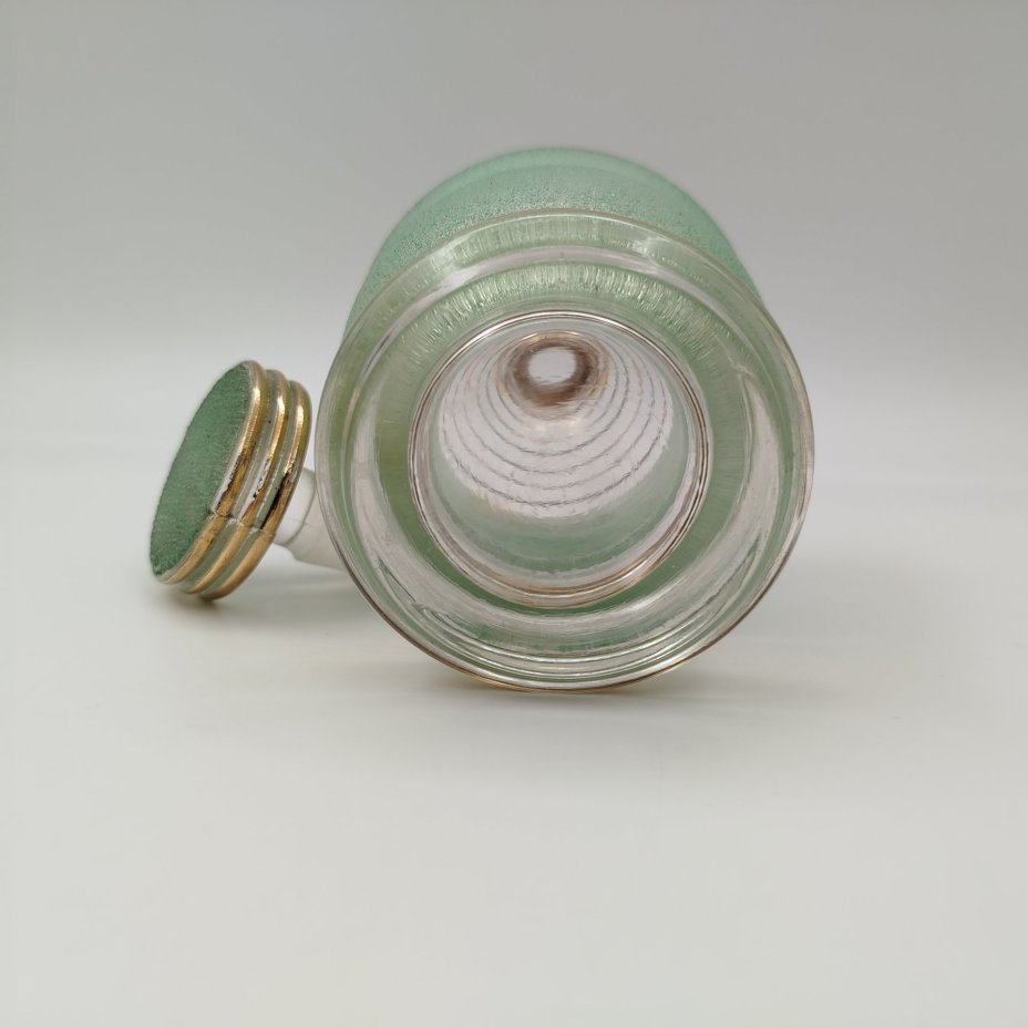 Штоф зелено-золотого оттенка, автор Н.А. Воинов, стекло, золочение, Завод «Красный Гигант», СССР, 1960-1980 гг.