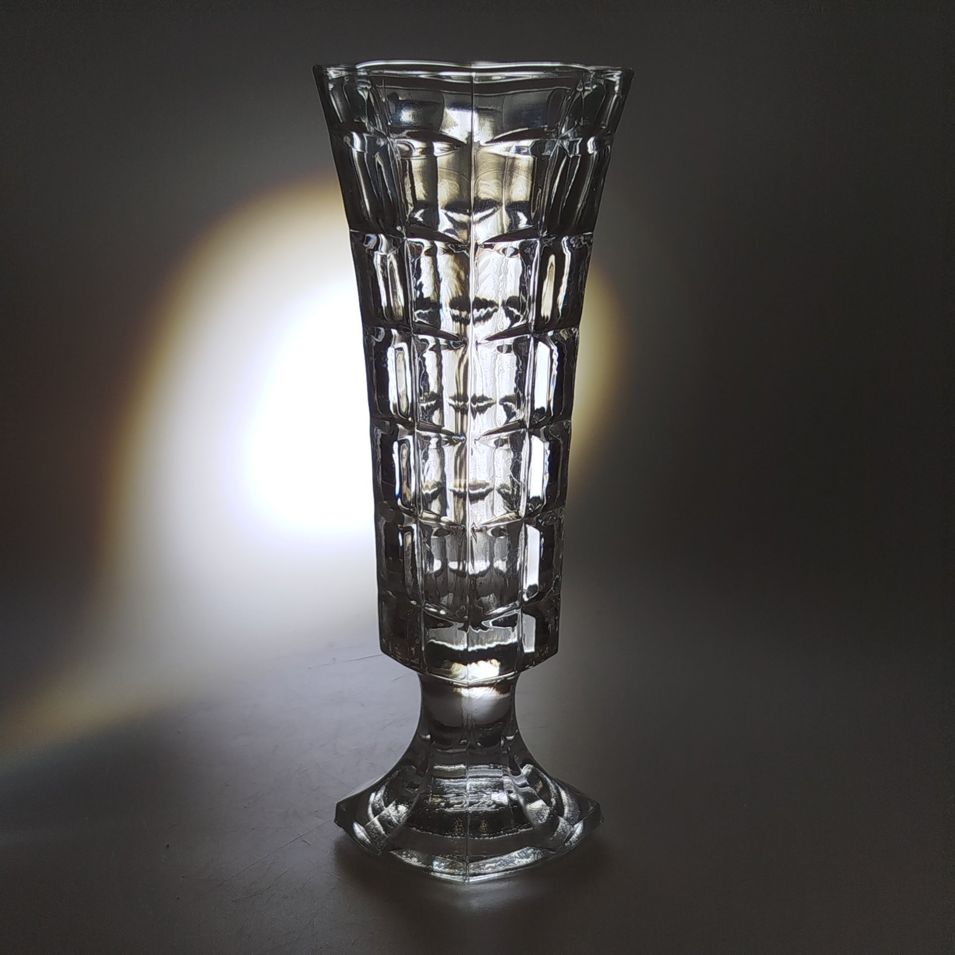 Ваза для небольшого букета с геометрическим декором, Cristal d'Arques, хрусталь, пресс, Франция, 1980-2000 гг.