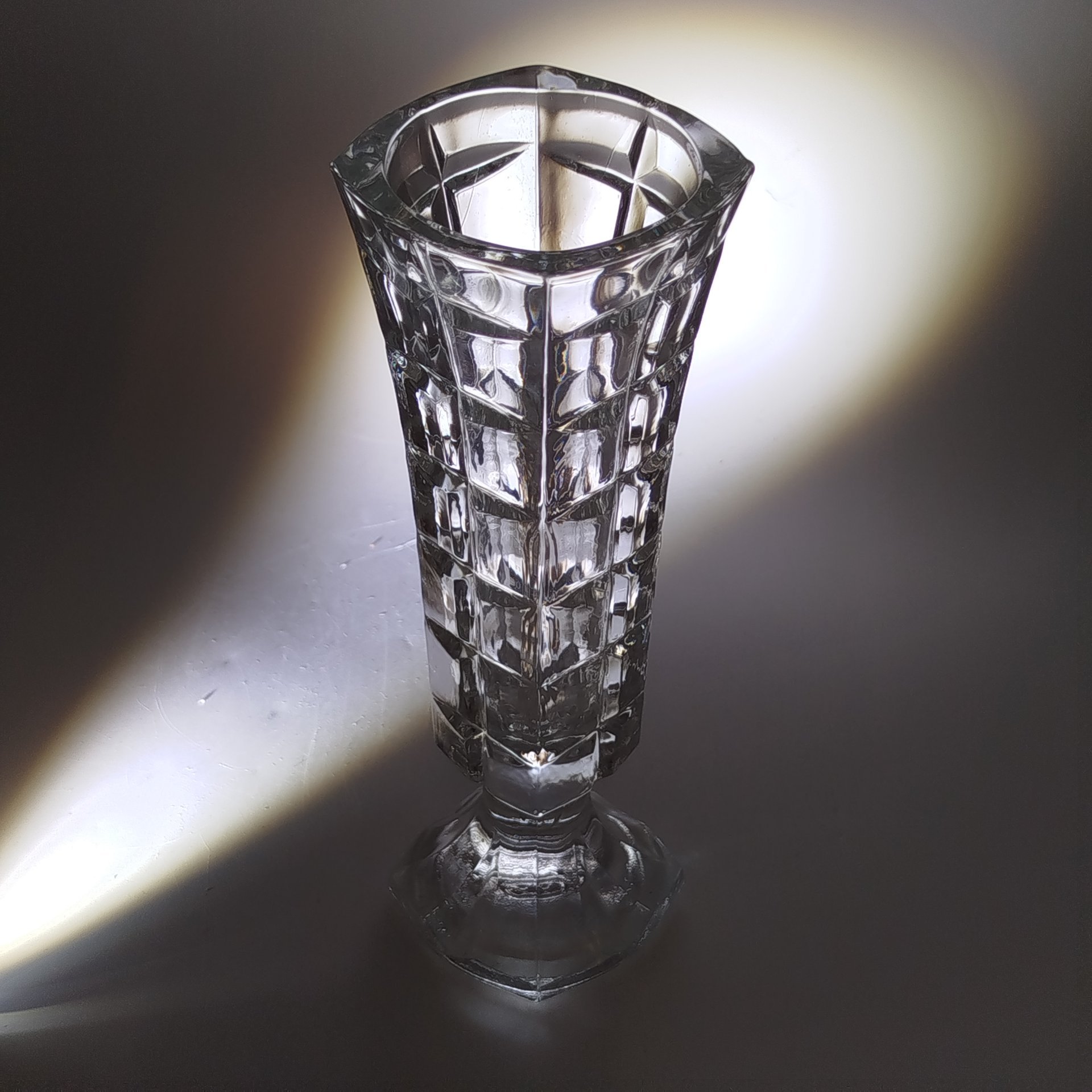 Ваза для небольшого букета с геометрическим декором, Cristal d'Arques, хрусталь, пресс, Франция, 1980-2000 гг.