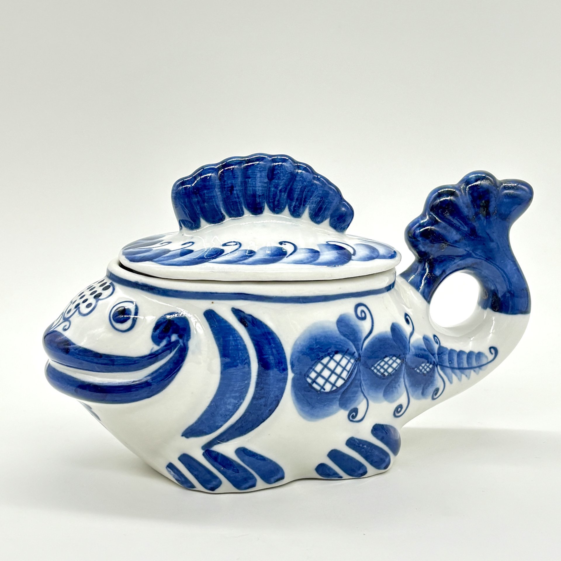 Икорница (шкатулка) "Рыба",  Гжель, фарфор, роспись, Россия, 1986-2000 гг.