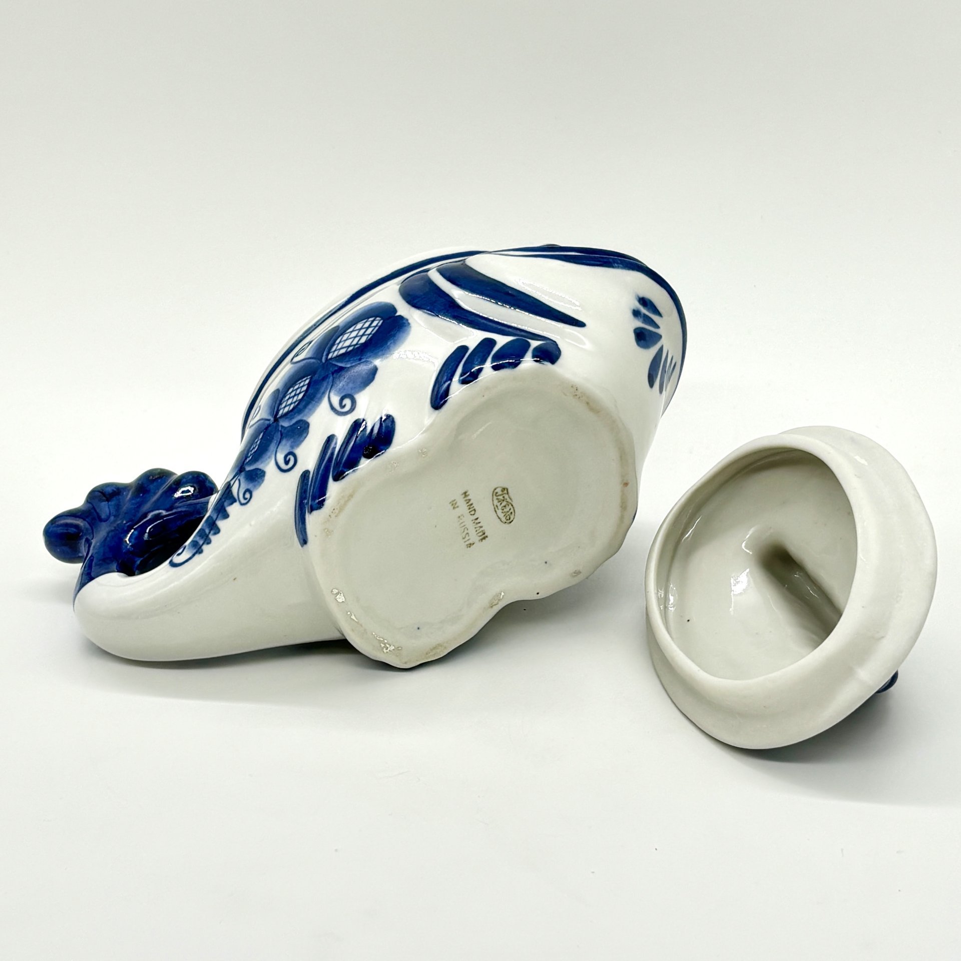 Икорница (шкатулка) "Рыба",  Гжель, фарфор, роспись, Россия, 1986-2000 гг.