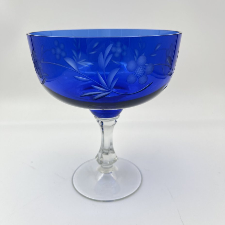 Ваза на ножке (конфетница) кобальтового оттенка с цветочным декором, стекло, цветное стекло, алмазная грань, Дятьковский хрустальный завод, СССР, 1960-1980 гг.