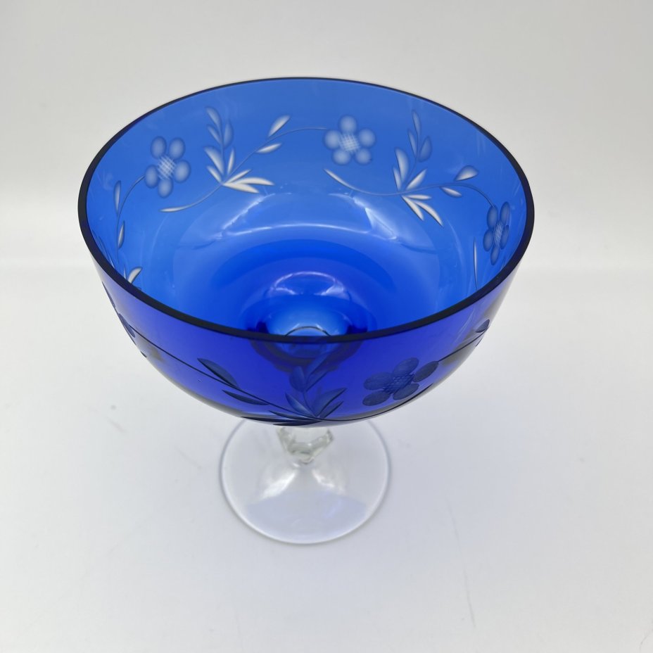 Ваза на ножке (конфетница) кобальтового оттенка с цветочным декором, стекло, цветное стекло, алмазная грань, Дятьковский хрустальный завод, СССР, 1960-1980 гг.