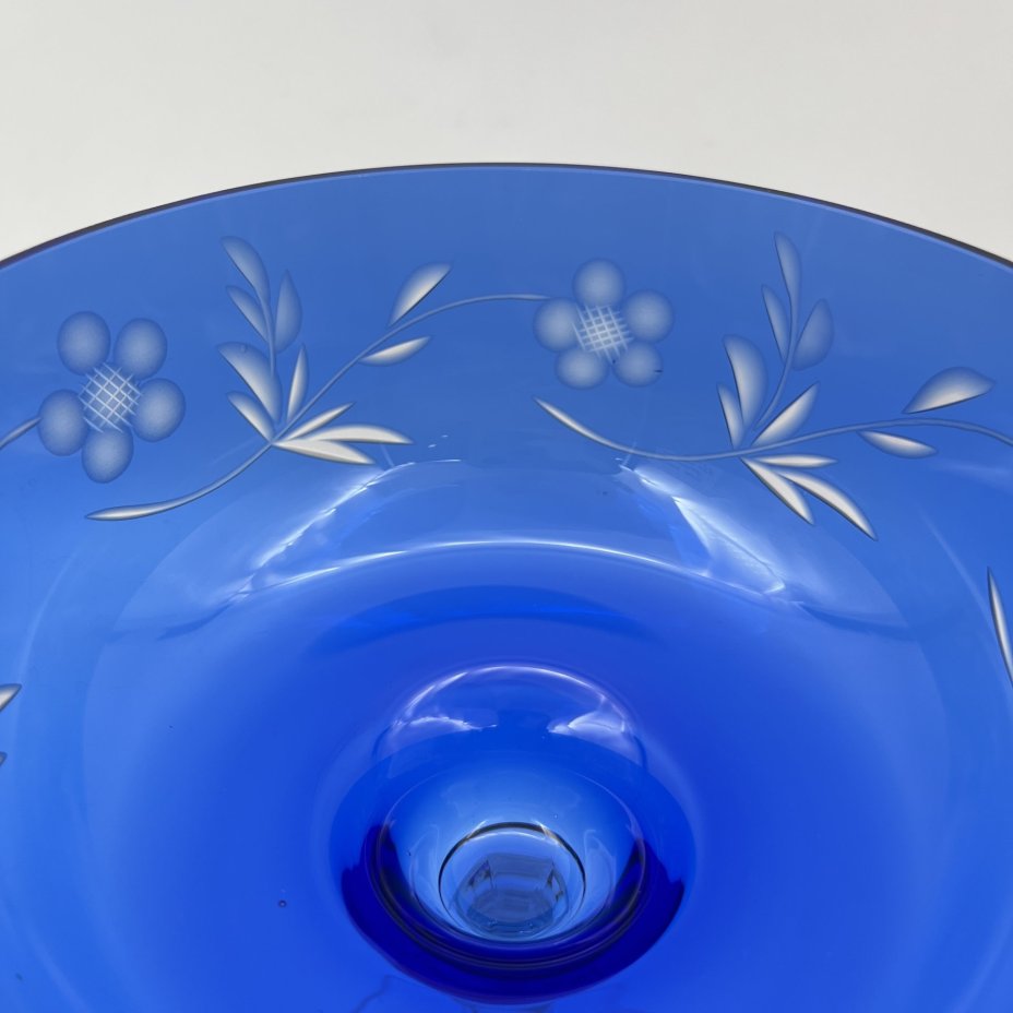 Ваза на ножке (конфетница) кобальтового оттенка с цветочным декором, стекло, цветное стекло, алмазная грань, Дятьковский хрустальный завод, СССР, 1960-1980 гг.