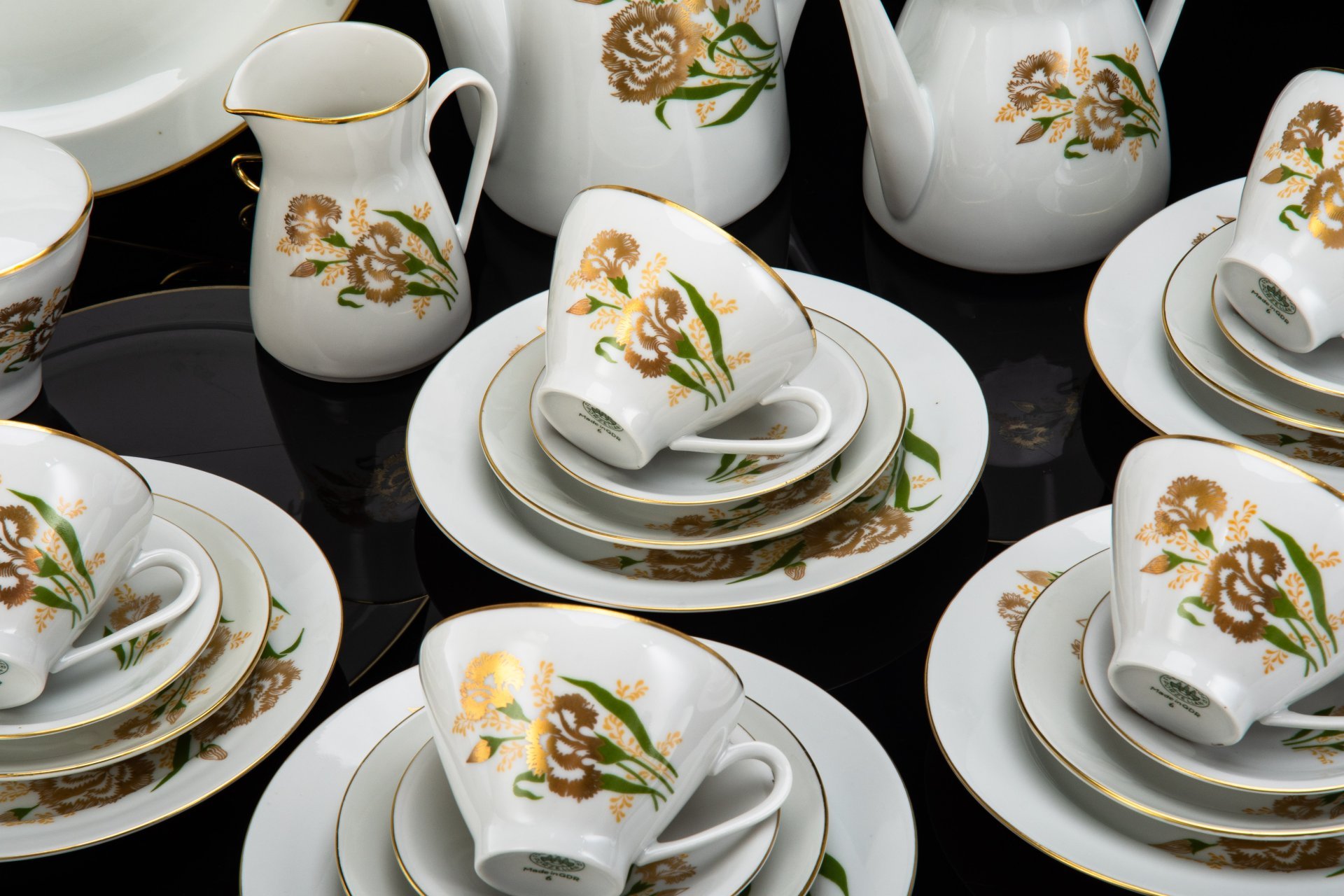 Сервиз чайно-кофейный "Золотая гвоздика" на 6 персон (30 предметов), фарфор, деколь, золочение, Freiberger Porzellan, ГДР, 1960-1990 гг.