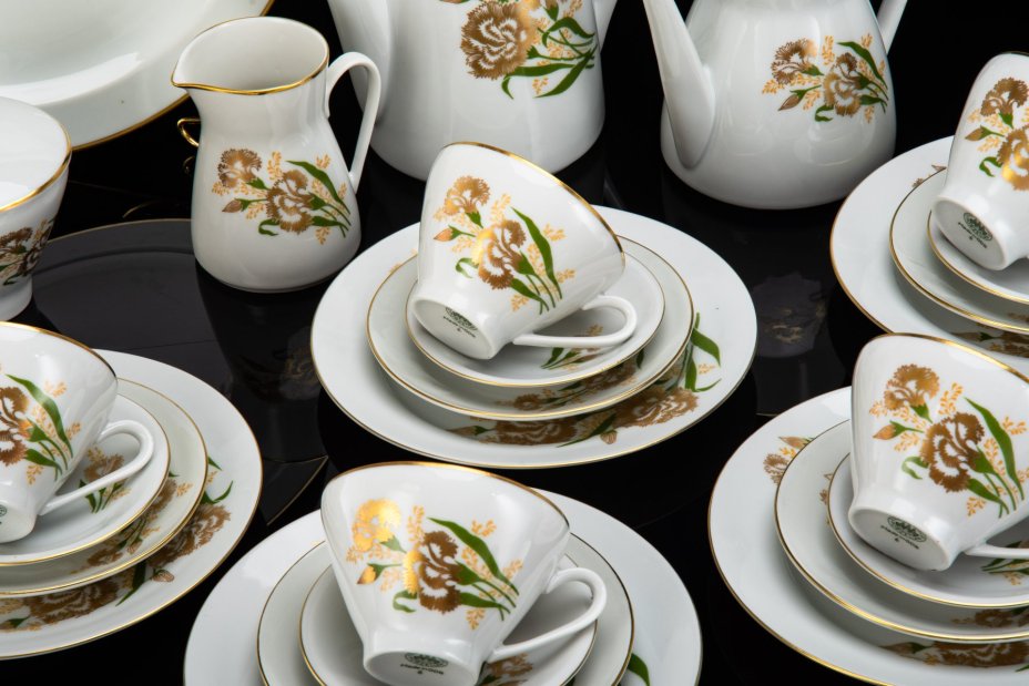 Сервиз чайно-кофейный "Золотая гвоздика" на 6 персон (30 предметов), фарфор, деколь, золочение, Freiberger Porzellan, ГДР, 1960-1990 гг.