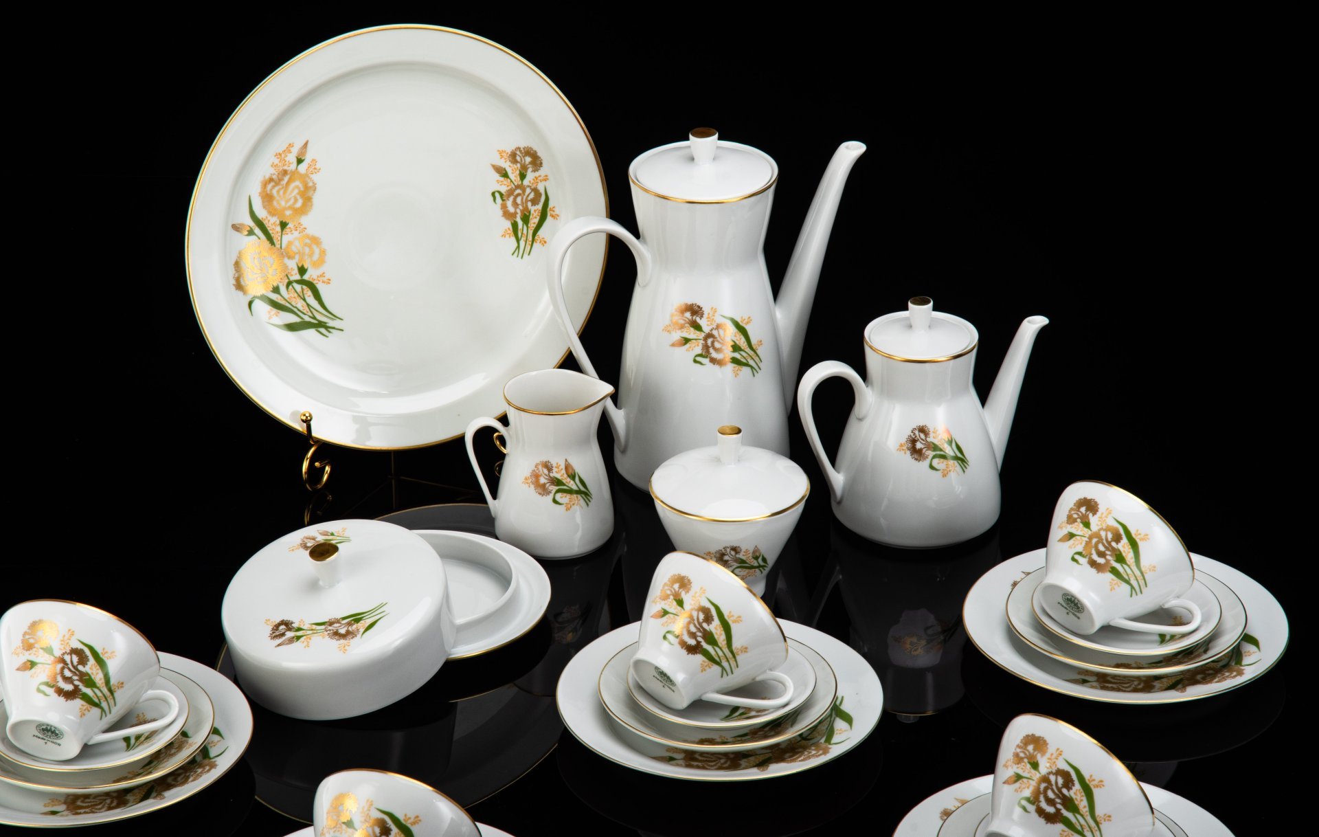 Сервиз чайно-кофейный "Золотая гвоздика" на 6 персон (30 предметов), фарфор, деколь, золочение, Freiberger Porzellan, ГДР, 1960-1990 гг.