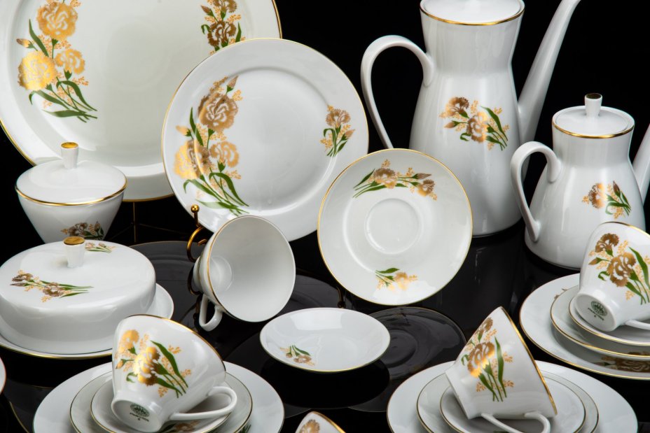Сервиз чайно-кофейный "Золотая гвоздика" на 6 персон (30 предметов), фарфор, деколь, золочение, Freiberger Porzellan, ГДР, 1960-1990 гг.