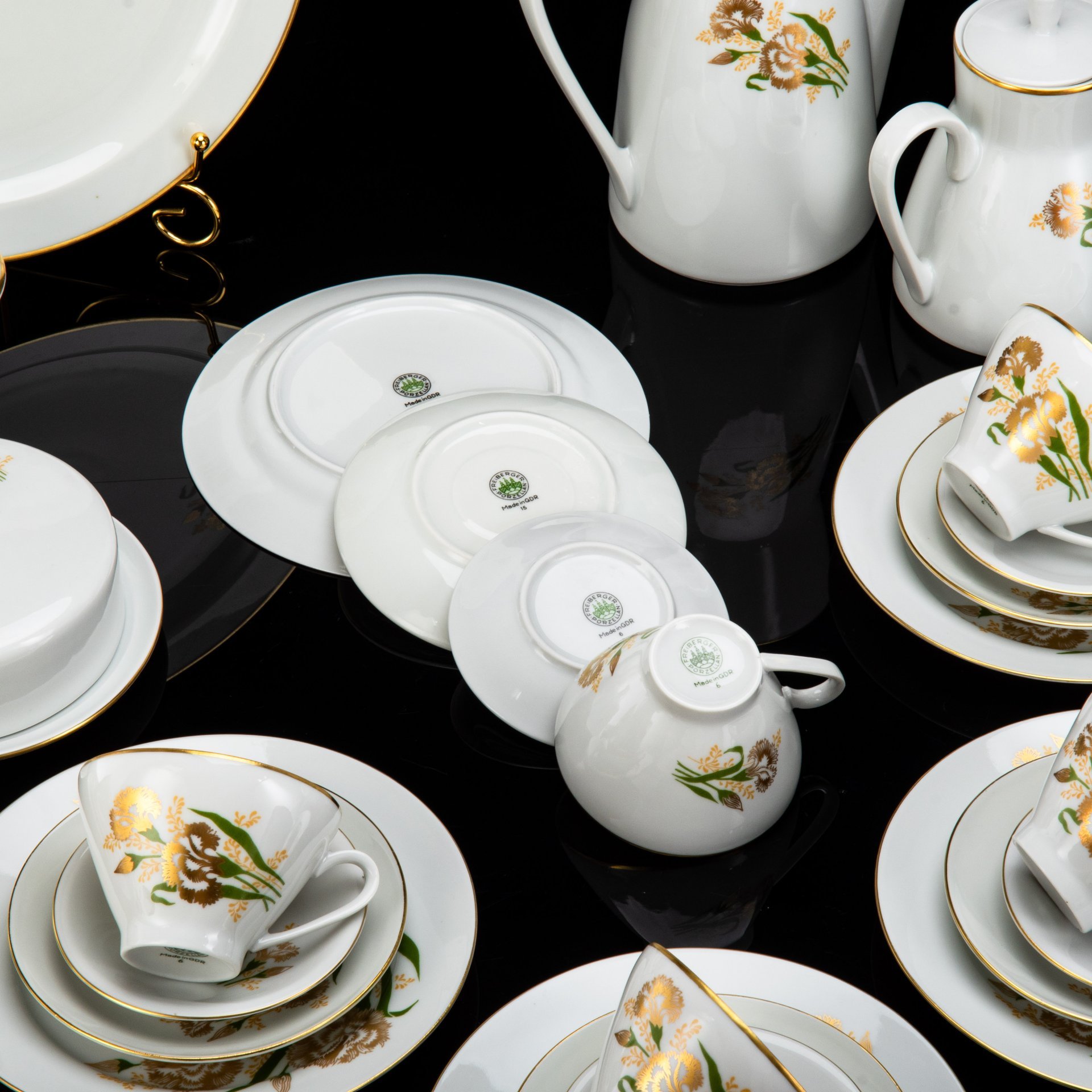 Сервиз чайно-кофейный "Золотая гвоздика" на 6 персон (30 предметов), фарфор, деколь, золочение, Freiberger Porzellan, ГДР, 1960-1990 гг.