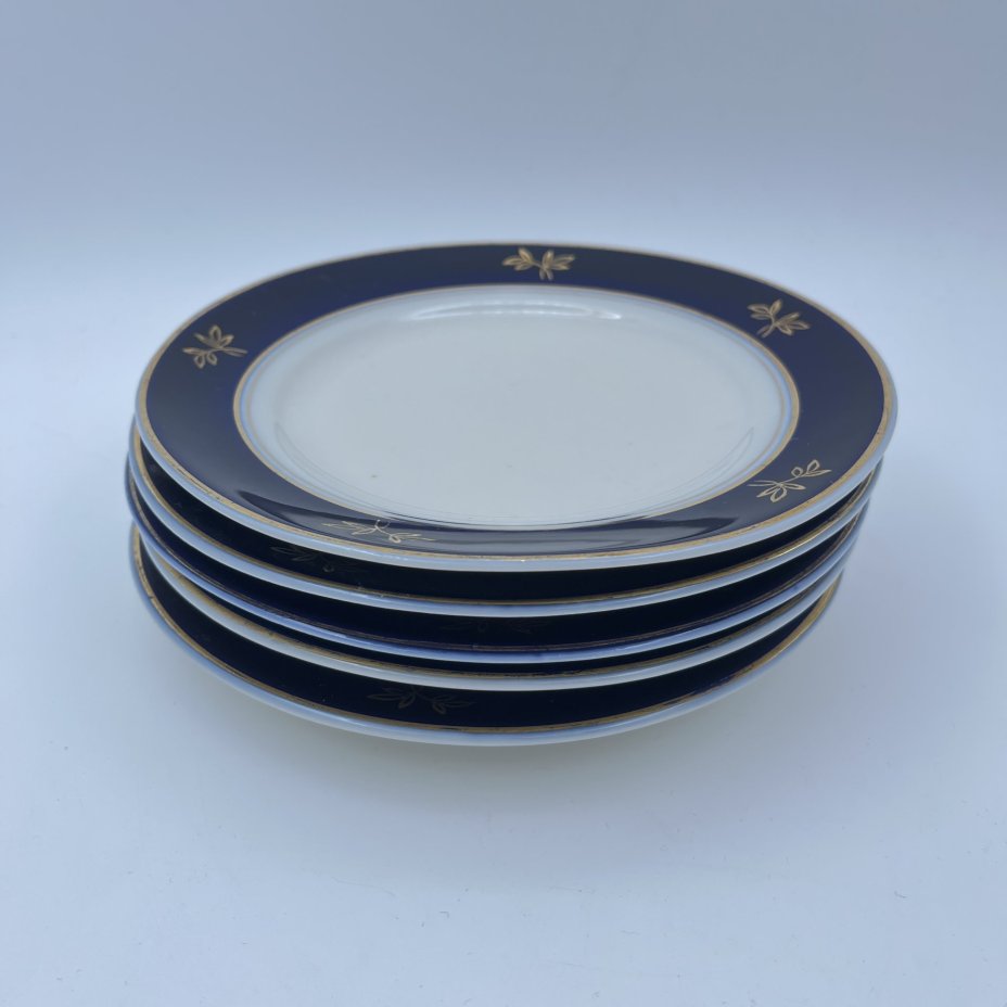 Набор десертных тарелок с кобальтовым кантом и золотистым растительным декором на 5 персон, фарфор, крытье, золочение, Дмитровский фарфоровый завод (ДФЗ Вербилки), СССР, 1954-1965 гг.