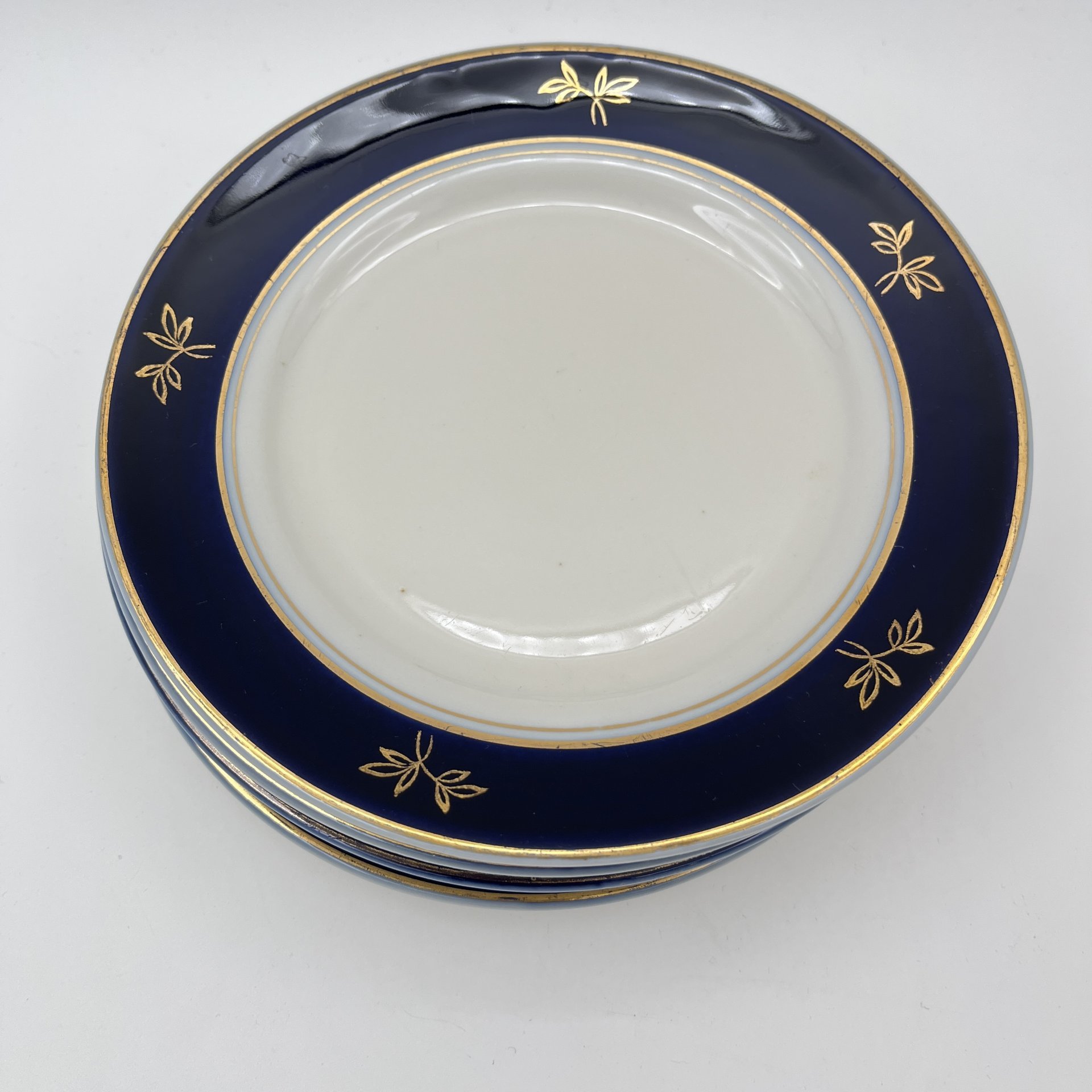 Набор десертных тарелок с кобальтовым кантом и золотистым растительным декором на 5 персон, фарфор, крытье, золочение, Дмитровский фарфоровый завод (ДФЗ Вербилки), СССР, 1954-1965 гг.