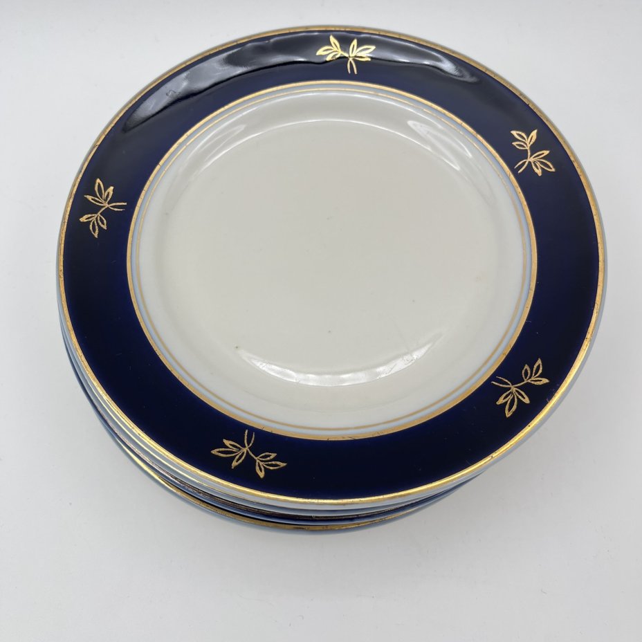 Набор десертных тарелок с кобальтовым кантом и золотистым растительным декором на 5 персон, фарфор, крытье, золочение, Дмитровский фарфоровый завод (ДФЗ Вербилки), СССР, 1954-1965 гг.