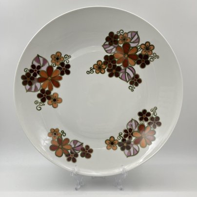 Блюдо, украшенное цветочным декором