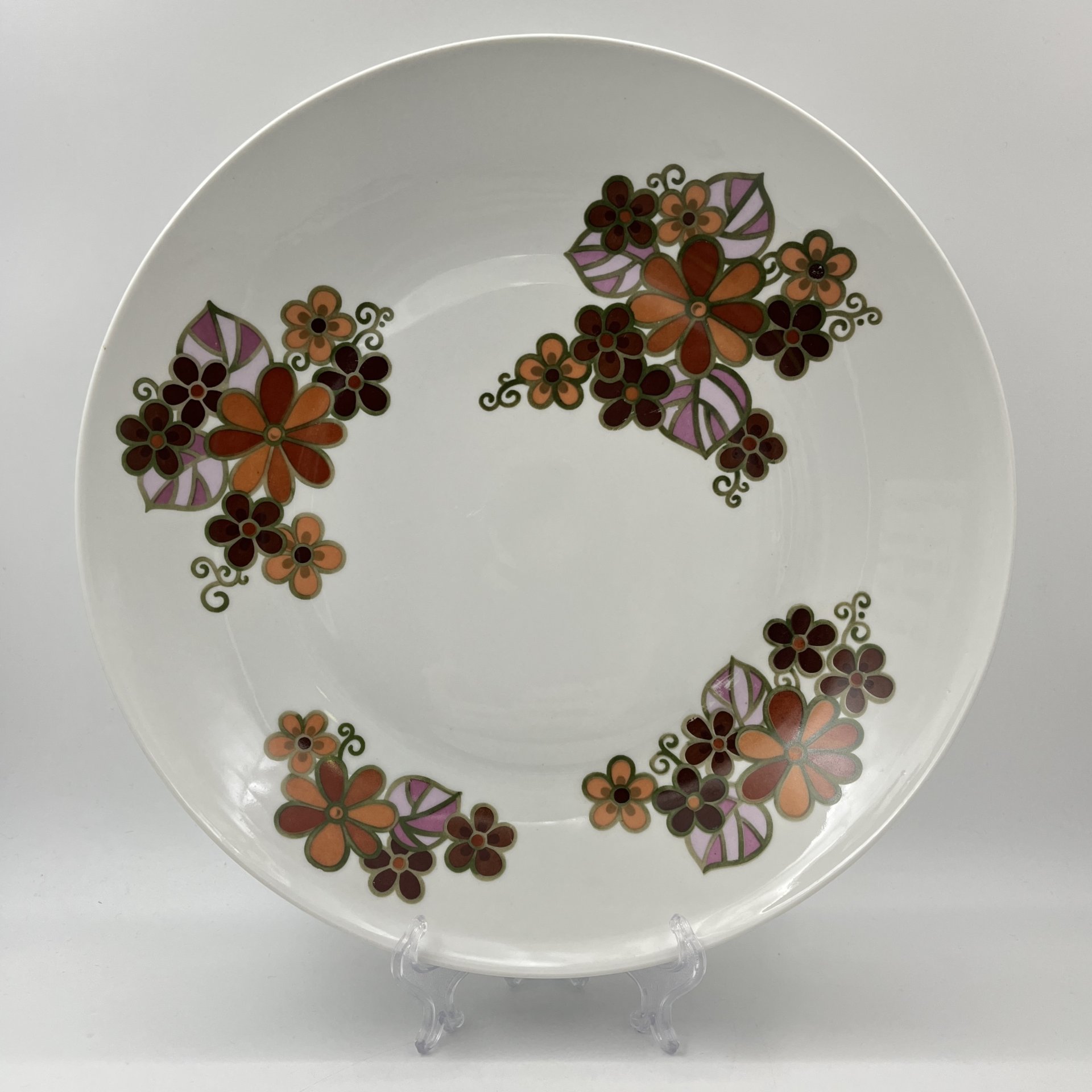 Блюдо, украшенное цветочным декором